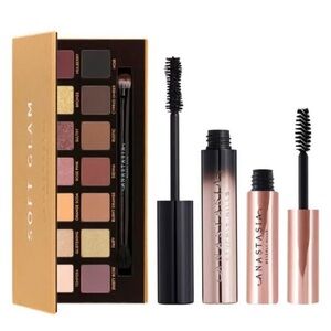 New - ANASTASIA BEVERLY
HILLS- Soft Glam Deluxe Trio
Kit